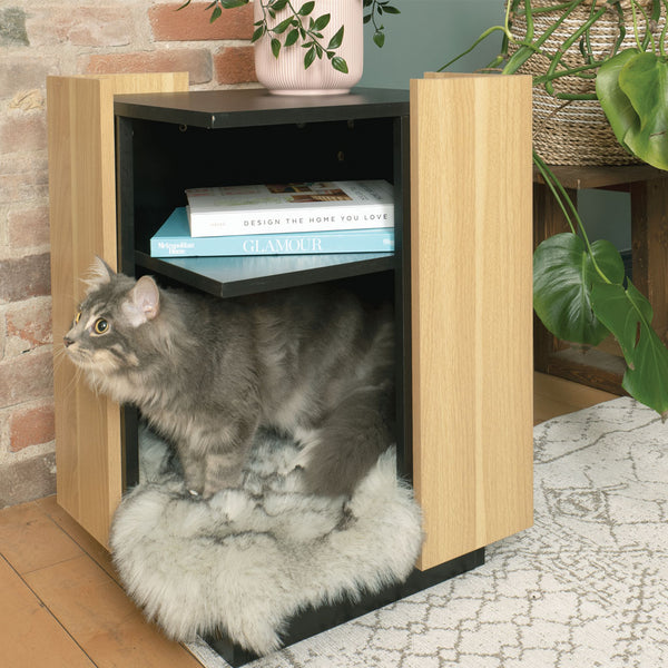 4 Cats & Dogs Leo Side Table with books and cats