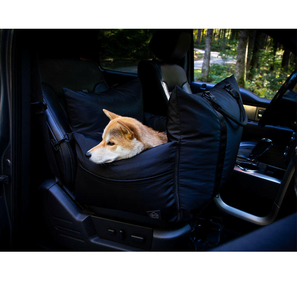 4 Cats & Dogs Marco Car & Travel Bed, Noir with dog in the car